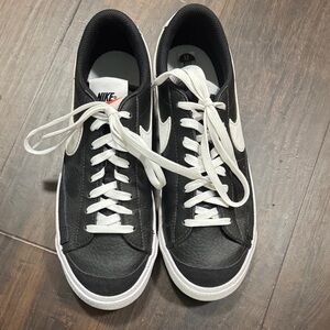 Nike Boys Classic Black and White Sneakers size 8 in women’s